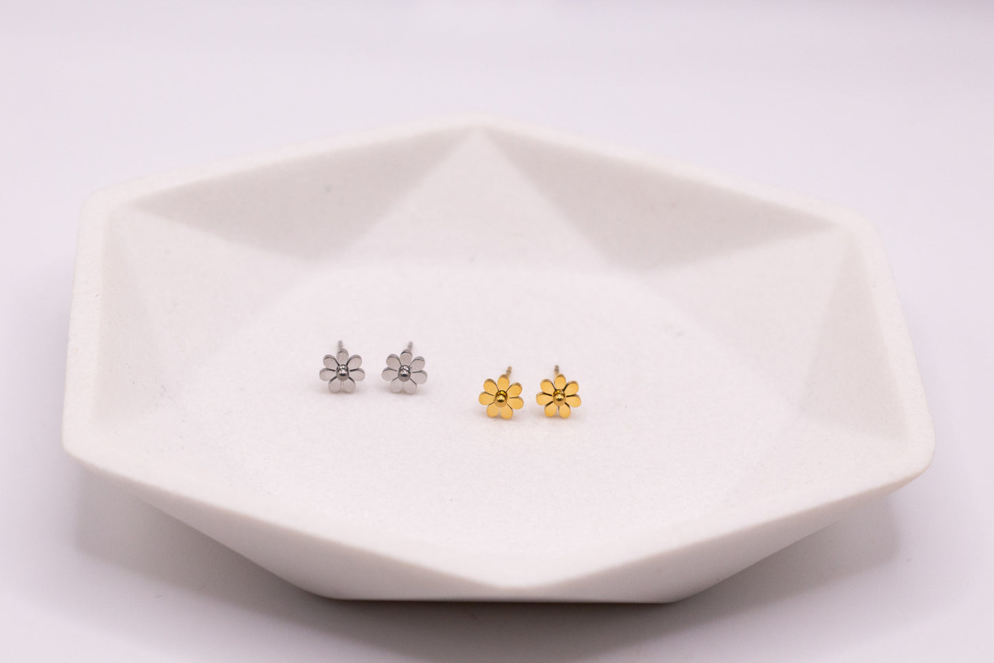 SMALL DAISY STUDS